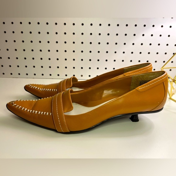 Kenneth Cole Reaction Tan Leather Kitten Heels Y2K White Contrast Stitching 7.5 - Picture 1 of 16